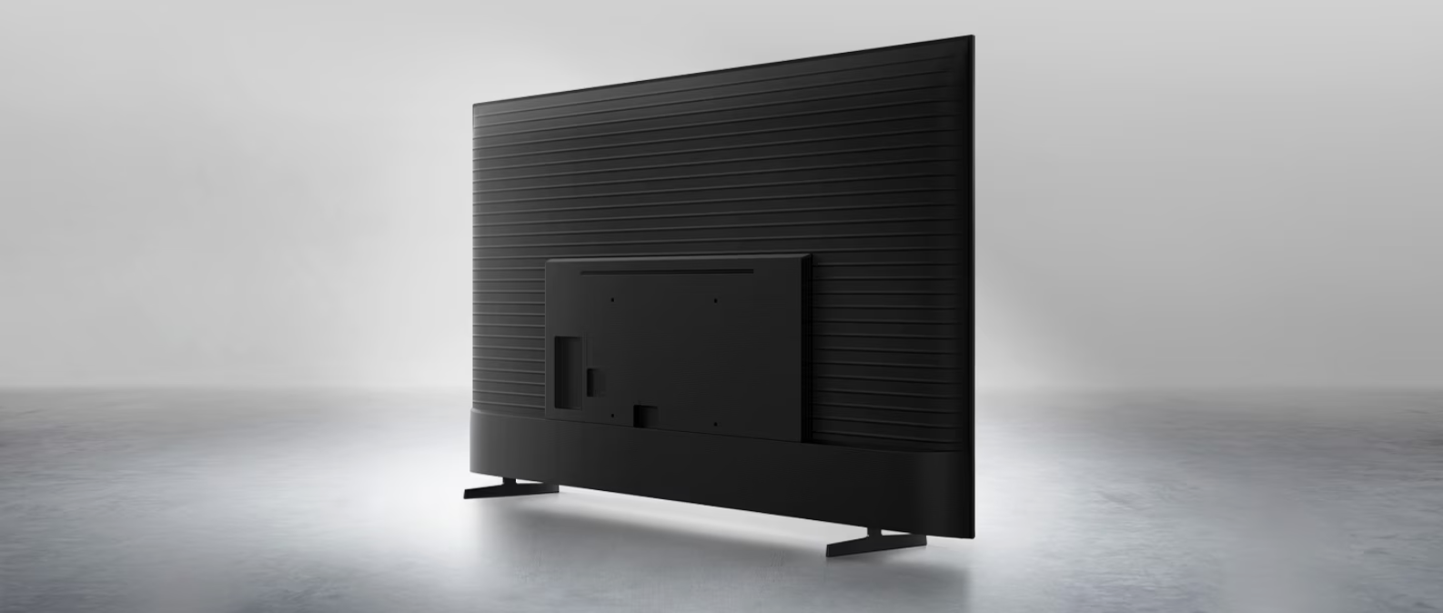 Vista posterior del televisor Samsung UN75U8000PCZE mostrando el diseño texturizado y los soportes de base delgada.