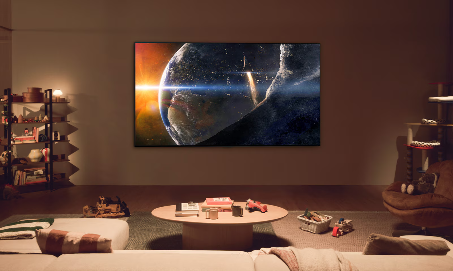 Televisor LG 43LR6700PSA de 43 pulgadas proyectando una película del espacio en una sala con iluminación tenue.