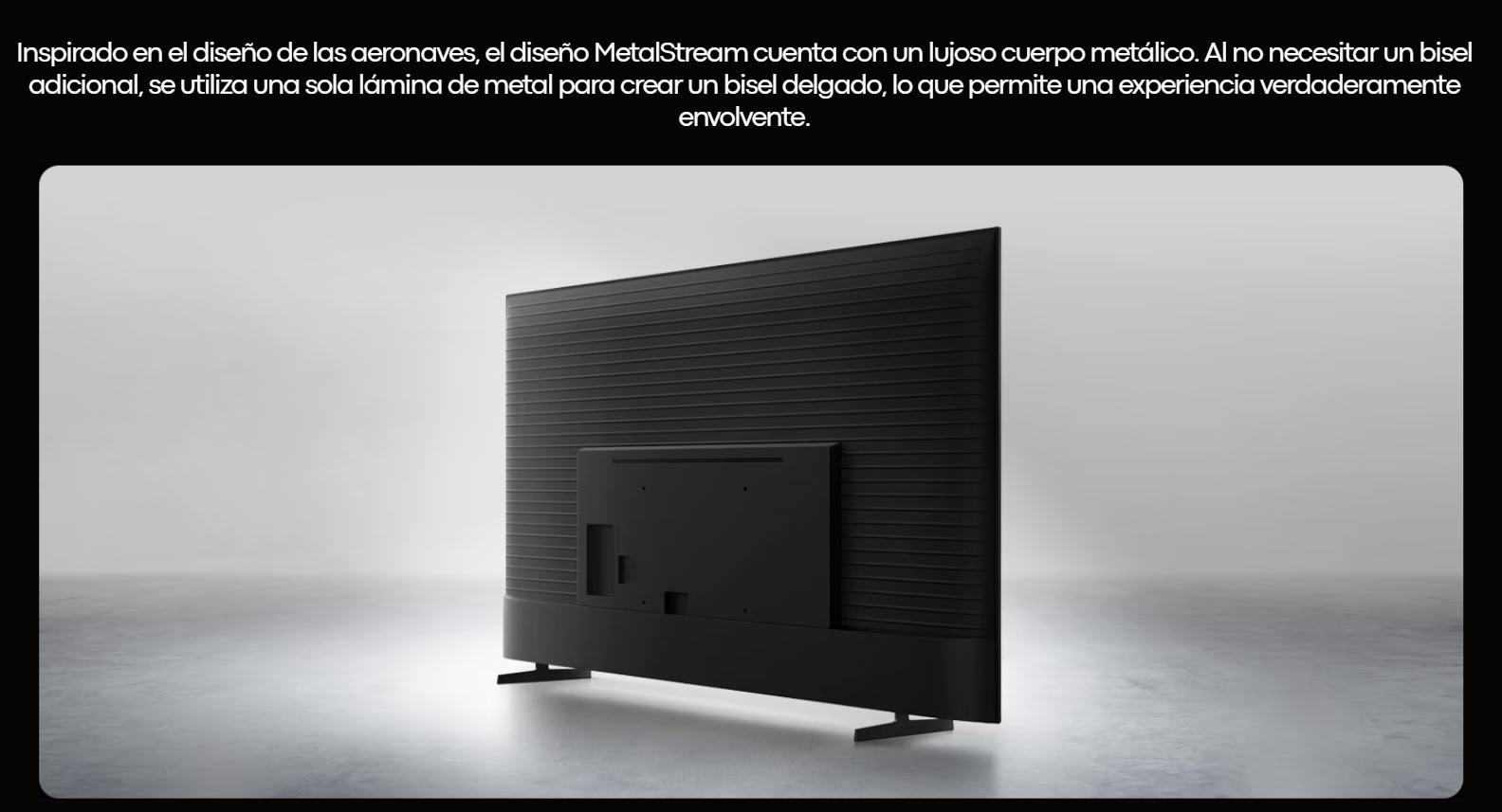 Vista trasera en ángulo del televisor Samsung UN75M70HAPXPA destacando el diseño MetalStream con cuerpo metálico y soporte de base minimalista.