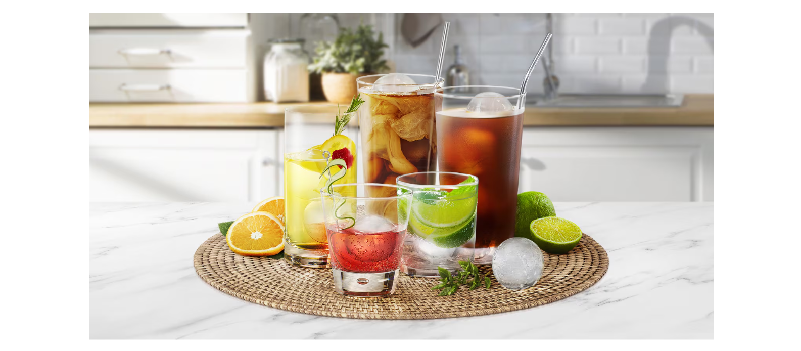 Variedad de cocteles y bebidas frías preparadas con las esferas de hielo Craft Ice de la refrigeradora LG VS25XHWCB.