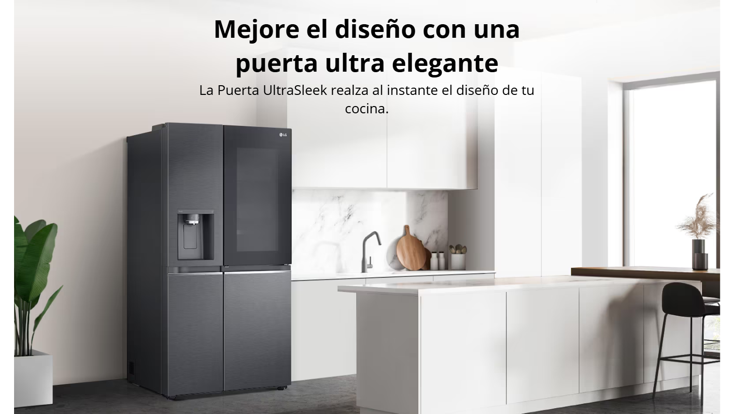 Refrigeradora negra LG VS25XHWCB instalada en una cocina moderna con acabados blancos.