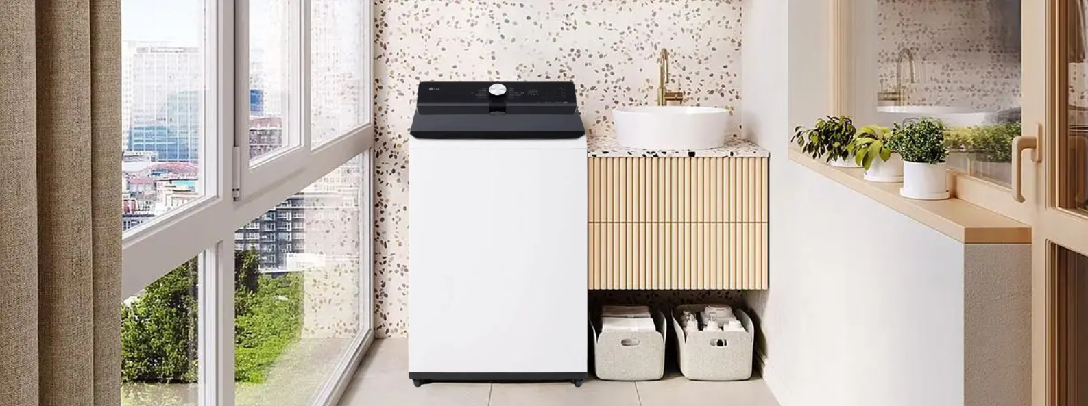 Lavadora de carga superior LG WT22EWTX6 blanca instalada en un cuarto de lavado moderno junto a un mueble organizador