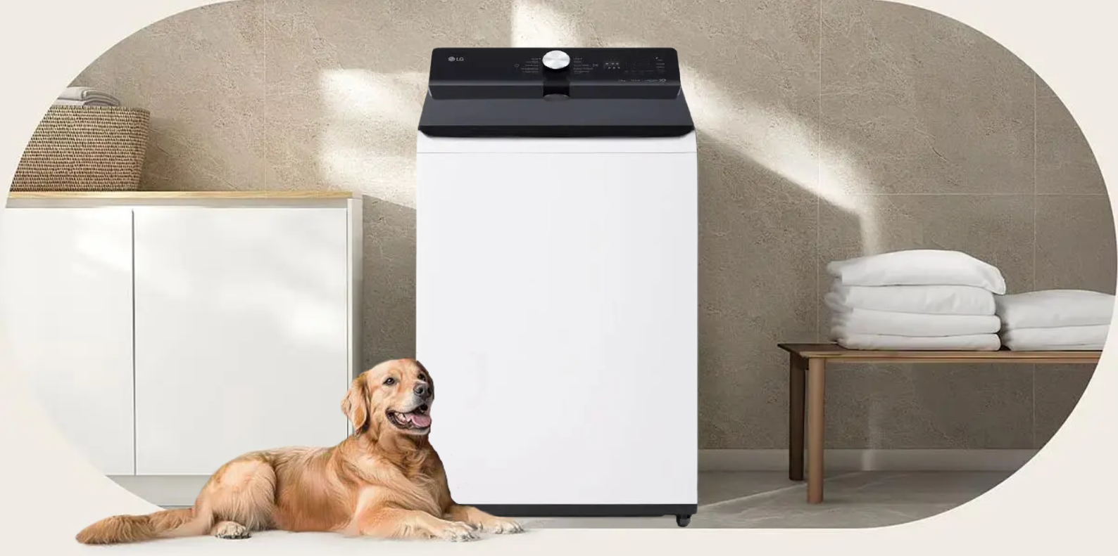 Lavadora de carga superior LG WT22EWTX6 blanca en un cuarto de lavado junto a un perro Golden Retriever acostado